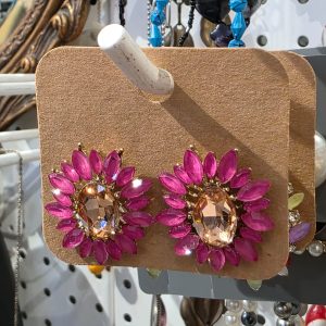 🌸 Brincos Flor Rosa com Cristal Central – Dourado – Nunca Utilizados