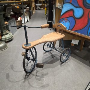 🚲 Triciclo Infantil Vintage Madeira e Ferro (Anos 40–60) – 64 cm