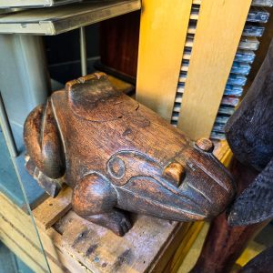 🐸 Escultura Caixa Madeira – Sapo Tribal Entalhado à Mão (25 cm • 1,183 Kg)