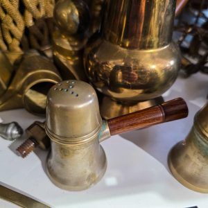 ☕ Muffineer Antigo Latão Cabo Madeira Recipiente Azul Marmorizado – c.1930-1950