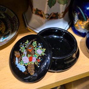 🏺 Caixa Decorativa Oriental Cerâmica com Tampa – Motivo Pavões