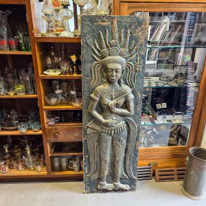 🛕 Painel Decorativo Khmer “Apsara de Angkor” – Escultura Relevo Estilo Cambodjano – 151 cm