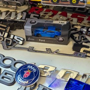 🚗 Emblema Automóvel Vintage “Viva” – Opel / Vauxhall – Original Anos 60/70