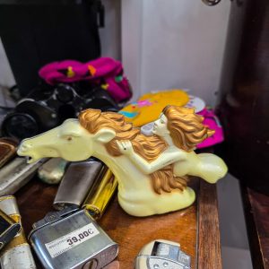 🔥 Isqueiro Mesa Vintage Escultura Mulher e Cavalo – Anos 60/70