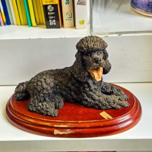 🐩 Escultura Decorativa Caniche (Poodle) Base Madeira