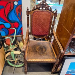🪑 Cadeirão Antigo Braço Madeira Talhada com Assento Decorado
