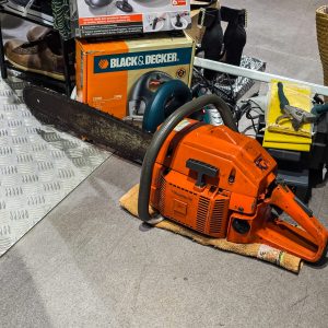 🪚 Motosserra Husqvarna Antiga a Gasolina – Funcional e Pronta a Trabalhar