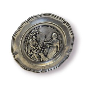 🪵 Prato Decorativo Estanho – Cena Rural Portuguesa – Criações J. Dores