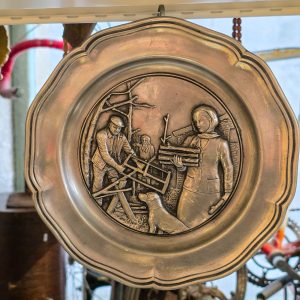 🪵 Prato Decorativo Estanho – Cena Rural Portuguesa – Criações J. Dores