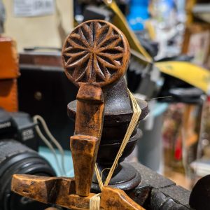 🌞 Amuleto Pastoril Antigo Madeira com Roseta Solar Esculpida – Peça Etnográfica