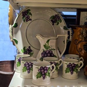 🍇 Conjunto Vintage Faiança Sacavém – Jarra, 6 Chávenas e Prato com Motivo Uvas