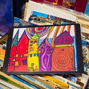 🎨 Postal Artístico Hundertwasser “Waiting Houses” 1969 – Edição Suíça