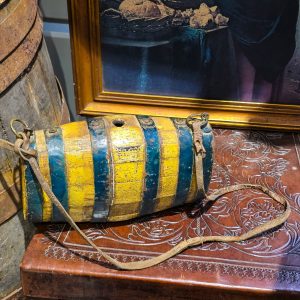 🪵 Antigo Frasco Pólvora Madeira Policromada – Forma Barril com Correia Original em Couro | Peça de Carácter Histórico