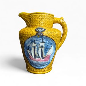 🏺 Caneca Antiga “Caravela c/ Relevo D. Afonso” Assinada FT – 23,5 cm