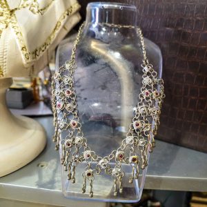 💃 Colar Étnico Vintage Metal com Pendentes e Pedras Vermelhas – Estilo Boho Chic