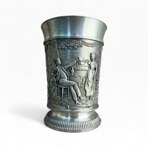 🍺 Caneca Alemã Estanho c/ Relevo Figurativo – Estilo Stein Tradicional