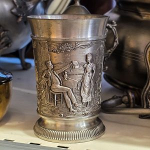 🍺 Caneca Alemã Estanho c/ Relevo Figurativo – Estilo Stein Tradicional