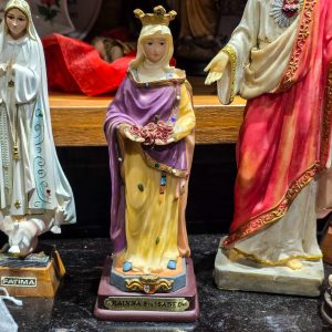 👑 Estatueta Rainha Santa Isabel com Base Madeira – 21,5 cm