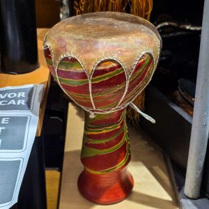🥁 Tambor Artesanal Cerâmica Tipo Darbuka – Pintado à Mão c/ Pele Natural