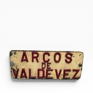 🏔 Letreiro Vintage Arcos de Valdevez em Metal Relevo – Peça Portuguesa
