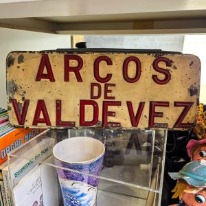 🏔 Letreiro Vintage Arcos de Valdevez em Metal Relevo – Peça Portuguesa