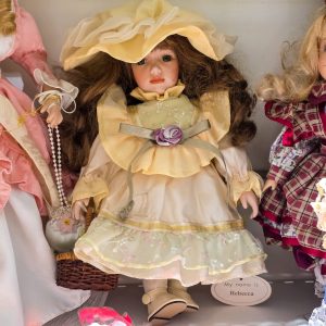 👒 Boneca Porcelana Leonardo Collector’s “Rebecca” – 30 cm