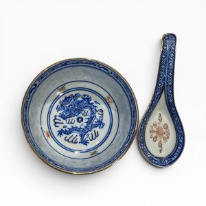 🥣 Conjunto Chinês Porcelana “Rice Grain” com Tigela e Colher – Dragão Azul | Made in China