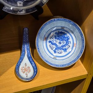 🥣 Conjunto Chinês Porcelana “Rice Grain” com Tigela e Colher – Dragão Azul | Made in China