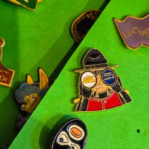 📌 Pin Vintage Esmaltado “Everyone’s Favourite Hideaway” – Possível Peça Promocional