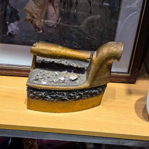 🧺 Ferro Decorativo Antigo c/ Marca Registrada