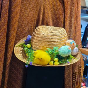 🐣 Chapéu Decorativo Páscoa em Palha com Pintainho, Ovos e Flores