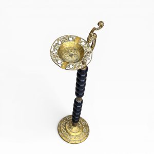 🟡 Cinzeiro Chão Antigo em Metal Dourado com Pé Alto e Prato Trabalhado | 68 cm | 1,710 kg