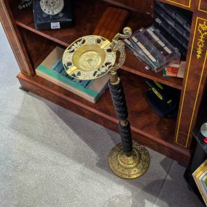 🟡 Cinzeiro Chão Antigo em Metal Dourado com Pé Alto e Prato Trabalhado | 68 cm | 1,710 kg