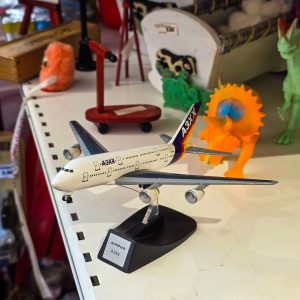 ✈️ Miniatura Avião Airbus A3XX com Suporte — Modelo Decorativo de Coleção