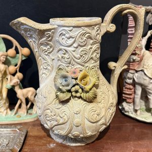 🏺 Jarro Decorativo em Cerâmica Craquelada com Flores em Relevo