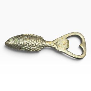 🐟 Abre-Caricas em Forma de Peixe — Metal com Relevo e Patina