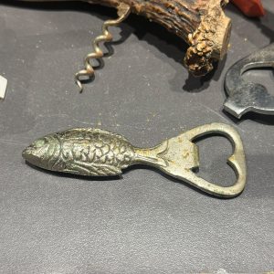 🐟 Abre-Caricas em Forma de Peixe — Metal com Relevo e Patina
