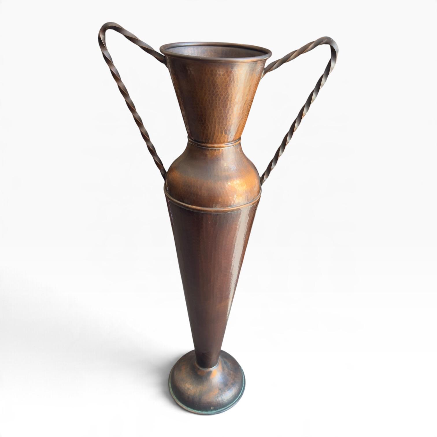 🏺 Jarra de Chão em Cobre Martelado — 81 cm, com Asas Torcidas