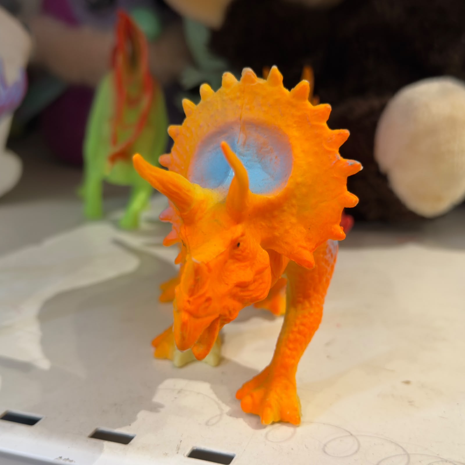🦖 Tricerátopo com Apito — Dinossauro Colorido