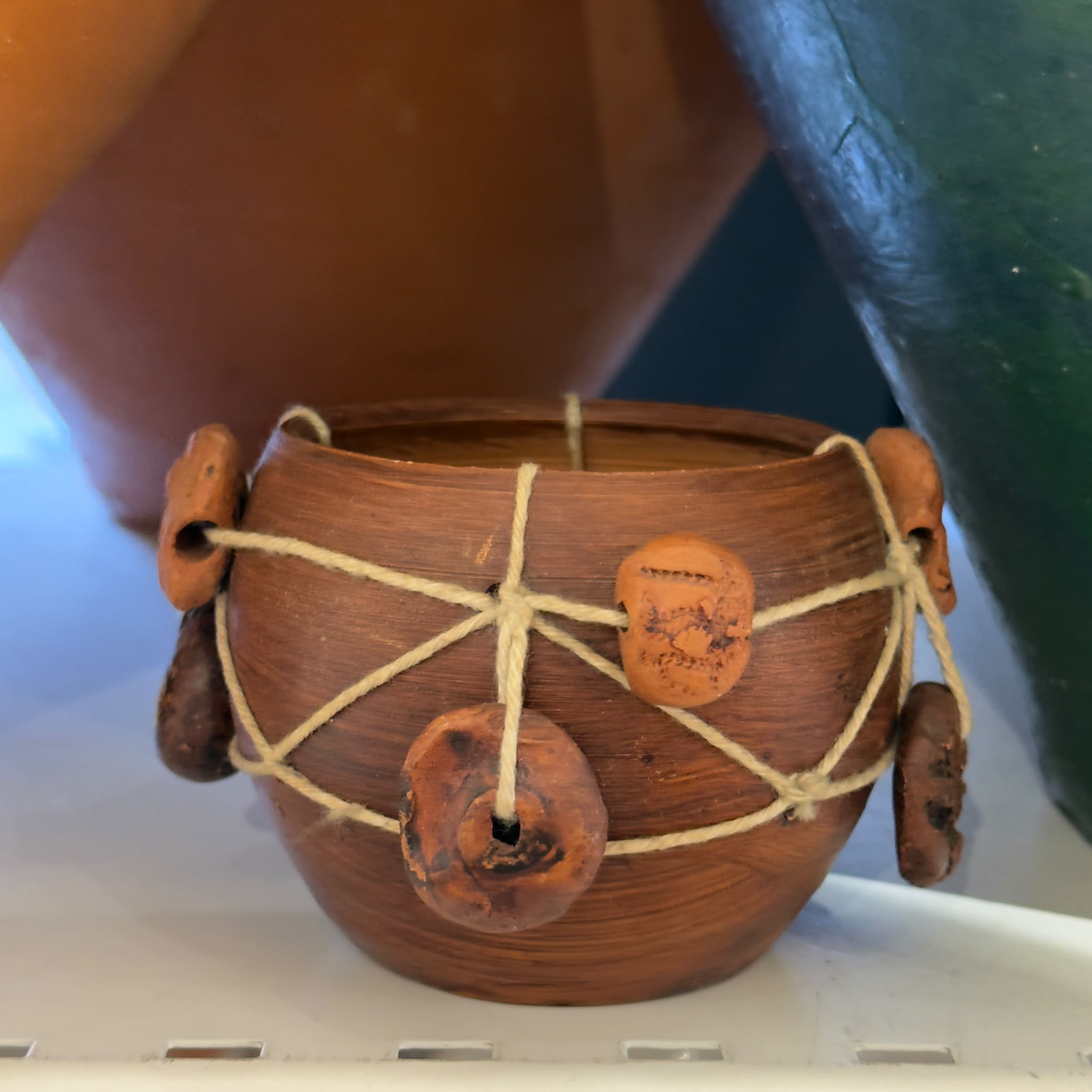 🤎 Taça Decorativa Atelier Ana Todo Bom com Cordão e Pendentes