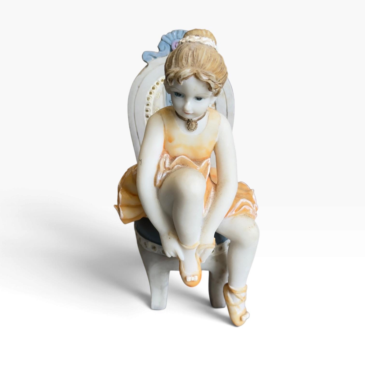 🎀 Figura Decorativa de Menina em Cadeira — Vestido Pêssego