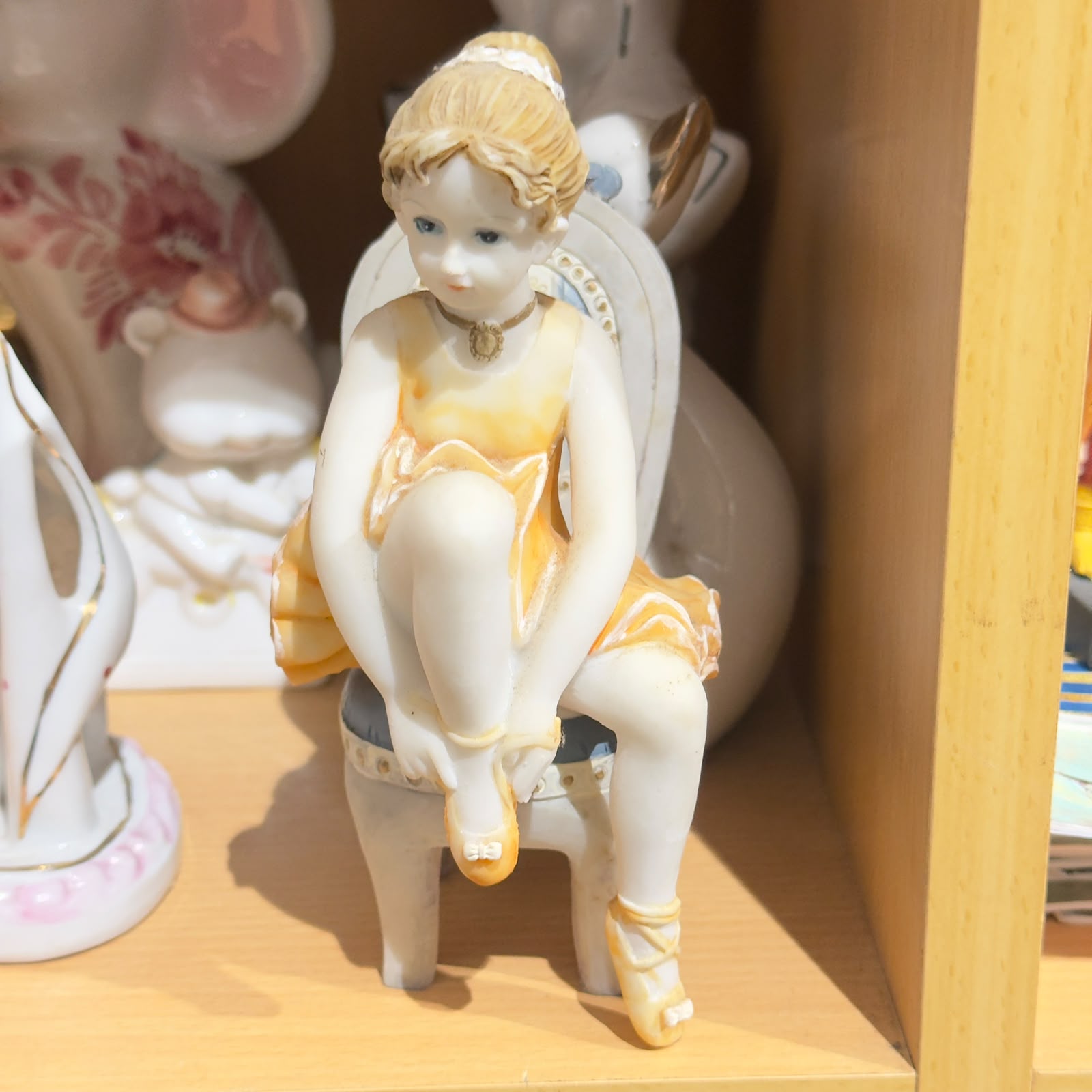 🎀 Figura Decorativa de Menina em Cadeira — Vestido Pêssego