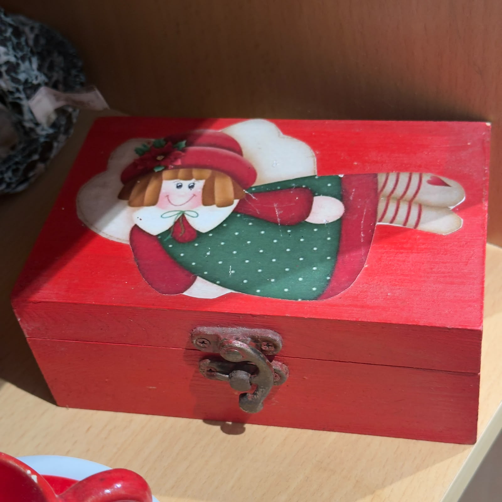 🎄 Caixa de Madeira Vermelha Com Boneca/Anjo de Natal